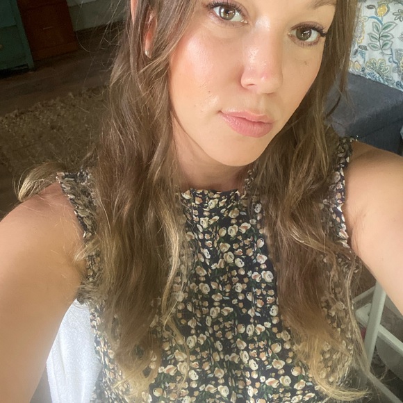 Meet your Posher, Laura 🩷🩷🩷 - Picture 2 of 4